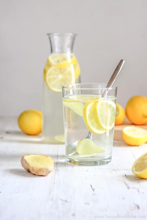 Body Cleansing Lemon Ginger Water Recipe | happyfoodstube.com Ginger Water Recipe, Lemon Ginger Water, Lemon Water Recipe, Air Lemon, Hot Lemon Water, Lemon Health Benefits, Lemon Diet, Drinking Lemon Water, Body Cleansing