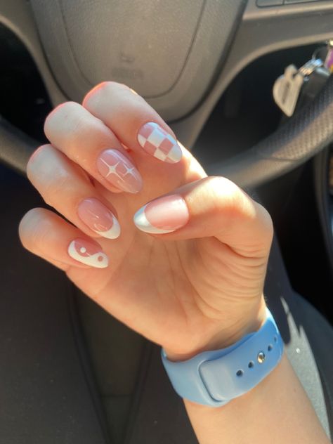 Trendy Round Nail Designs, Short Round Nails Acrylic Design, Nurse Approved Nails, Trendy White Nails Almond, Short Nails For Medical Field, Funky Neutral Nails, Cute Neutral Nail Designs, Round Gel X Nails, Neutral Nail Art Ideas