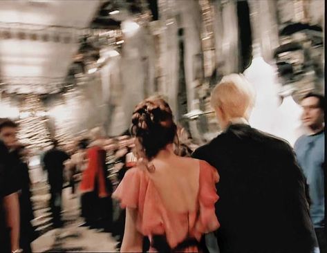 Dramione Aesthetic, Fanfic Dramione, Draco Hermione, Draco And Hermione Fanfiction, Draco Malfoy Fanart, Dramione Fan Art, Harry Potter Background, Welcome To Hogwarts, Romance Series Books