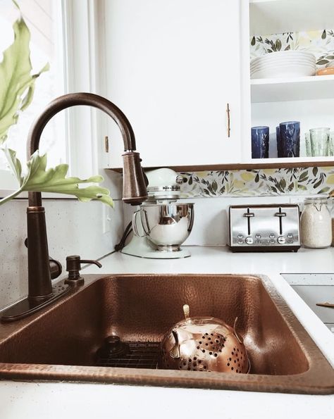 Kitchen Sink Decor Ideas, Cooper Kitchen, Kitchen Sink Decor, Kitchen Environment, Copper Kitchen Sink, Drop In Kitchen Sink, Pretty Kitchen, Cabin Kitchens, Copper Sink