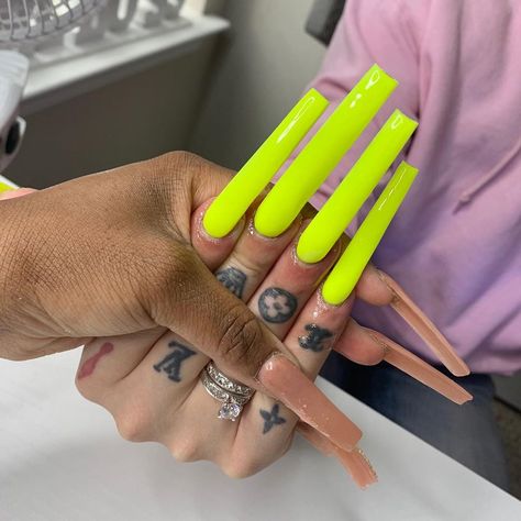 Neon Acrylic Nails, Colored Acrylic Nails, Stiletto Nails Designs, Long Acrylic Nails Coffin, Neon Nails, Yellow Nails, Dope Nails, Best Acrylic Nails, Long Acrylic Nails