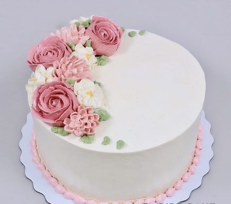 Birthday Cake With Purple Flowers, Floral Cake Designs Buttercream Flowers, Simple Flower Cake Ideas, Simple Flower Cake Design, Spring Flower Cake, Spring Cake Designs, Floral Cake Birthday, Flower Cake Design, Buttercream Birthday Cake