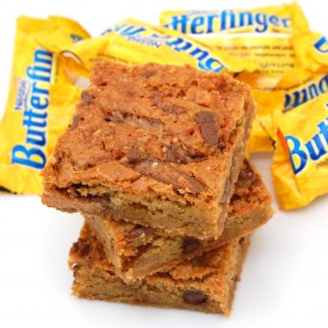 Butterfinger Blondies Butterfinger Recipes, Butter Finger Dessert, Butterfinger Cookies, Andes Mint, Dessert Bites, Recipe Sweet, Poke Cake, Milk Chocolate Chips, Yummy Sweets