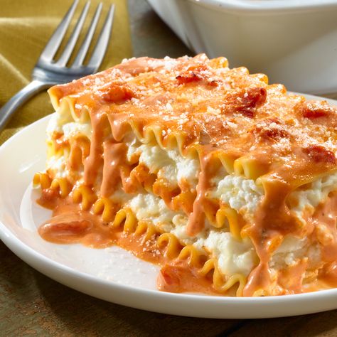 Luscious Rosa Lasagna - Bertolli Recipes Lasagna, Target Food, Pink Sauce, Meat Lasagna, Lasagna Noodles, Cheese Lasagna, Cheese Serving, Pizza Hut, Lasagna Recipe