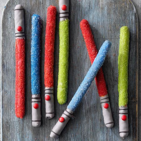 Star Wars Pretzel Rods, Star Wars Themed Treats, Lightsaber Pretzel Rods, Lightsaber Cookies, Pretzel Lightsabers, Lightsaber Pretzels, Star Wars Treats, Star Wars Dessert, Theme Dinners