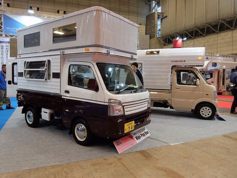 The Mini Pop Bee sleeps 4 people - although based on a pick-up, the unit is... Japan Camping, Micro Campers, Kei Van, Mini Rv, Lighter Electric, Truck Topper, Kei Truck, Mini 4x4, Mini Trucks 4x4