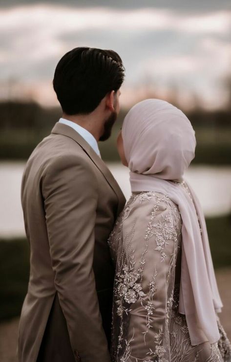 Simple Engagement Dress, Engagement Party Photo Ideas, Muslim Wedding Photos, Engagement Photo Props, Hijabi Brides, Muslim Wedding Photography, Couple Engagement Pictures, Muslim Couple Photography, Wedding Picture Poses