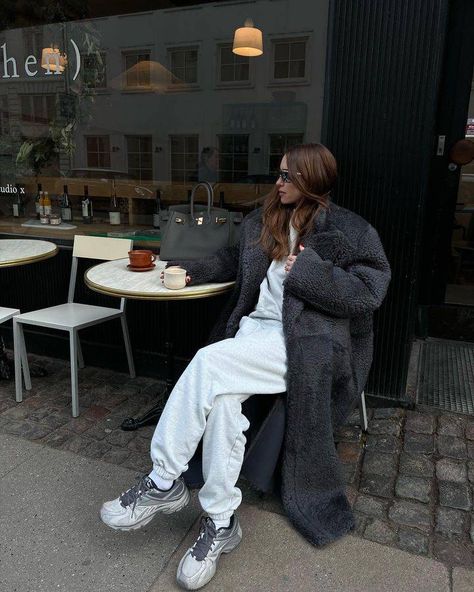 Sweatpants And Sneakers Outfits, Chic Sneaker Outfits, Pernille Teisbaek Style, Scandi Street Style, Pernille Teisbaek, Scandi Fashion, How To Wear Sneakers, Sneaker Outfits, Easy Chic