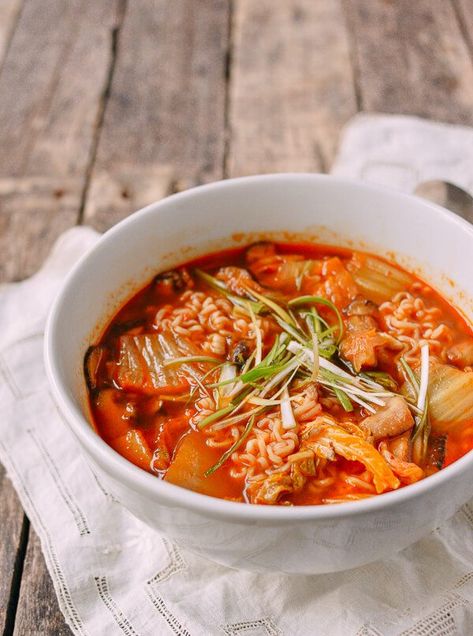 Quick and Easy Kimchi Ramen, by thewoksoflife.com Kimchi Ramen Recipe, Ramen Kimchi, Soup Korean, Kimchi Chicken, Kimchi Soup, Zoodle Soup, Easy Kimchi, Kimchi Noodles, Kimchi Ramen