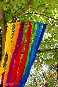 liebste schwester: Schnelle Deko zum Sommerfest oder für jede Party Hippie Party, Dear Sister, Crepe Paper, Summer Parties, Diy Party, Festival Party, A Rainbow, Pom Poms, Summer Party