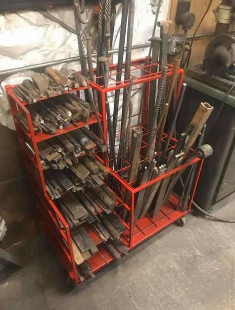 Metal Material Storage, Metal Workshop Storage, Garage Welding Shop, Scrap Metal Storage, Mechanics Shop Organization, Welding Furniture Projects, Welding Shop Ideas, Small Workshop Ideas, Metal Fabrication Ideas