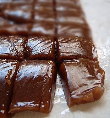 dark brown sugar caramels copy Caramel Recipe No Corn Syrup, Caramel Candy Recipe, Carmel Recipe, Homemade Caramel Candy, Caramel Candies Recipe, Caramels Recipe, Guatemalan Food, Brown Sugar Caramel, Guatemalan Recipes