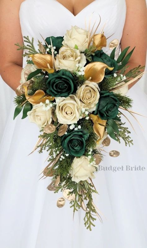 EMARLD GREEN WEDDING ARCH - - Image Search Results Wedding Decor Colors, Green Wedding Arch, Tiana Wedding, Gold Wedding Bouquets, Beige Roses, Gold Bouquet, Green Wedding Bouquet, Green Wedding Flowers, Green Themed Wedding