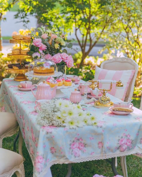 Afternoon Tea In My Backyard - A Keene Sense of Style Kids Picnic Parties, Tea Bridal Shower Favors, Charcuterie Picnic, Outdoor Tea Parties, High Tea Wedding, Porcelain Cake Stand, Night Picnic, English Tea Party, Tea Party Table