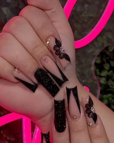 Acrylic Nail Designs Black Sparkle, Black Nails Ideas Birthday, Black Nails With Righnstones, Black Nails Fancy, Black Nails Inspo Square, Nail Inspo Black And Gold, Black Nail Designs With Flowers, Black Nails Set, Latina Nails Black