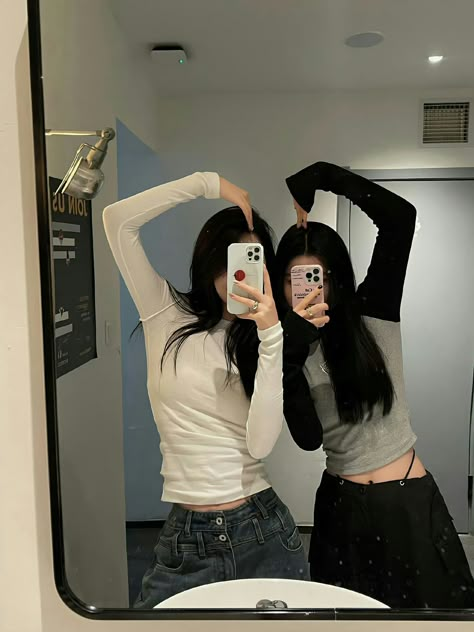 2 Person Bestie Pics, Photos To Recreate With Your Friends, Duo Poses Pictures, Female Besties Aesthetic, 2 Person Mirror Selfie, 2 People Mirror Selfie, 2 Person Pose Ideas, Dou Poses Friends, Duo Pictures Friends