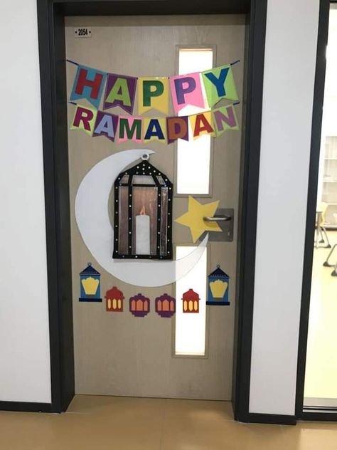 Eid Bulletin Board Ideas, Ramadan Classroom Door Decorations, Islamic School Decoration Ideas, Ramadan Door Decoration School, Ramadan Classroom Decorations, Ramadan Bulletin Board Ideas, Class Door Decorations, Tumblr Room Decor, Muslim Festivals