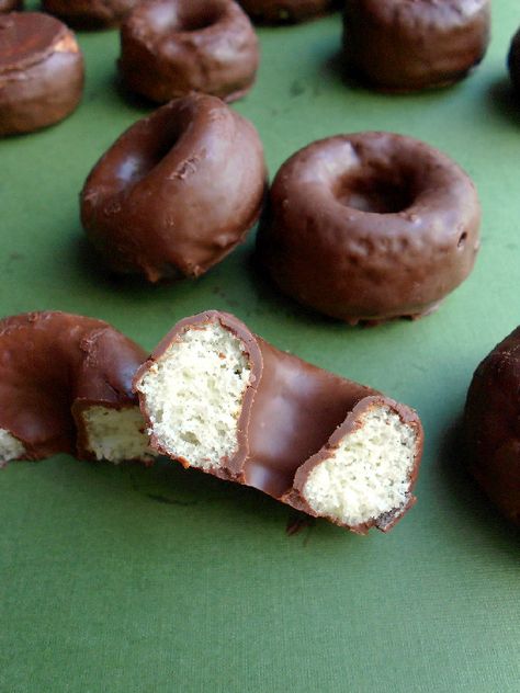 Chocolate Covered Mini Donuts - Confessions of a Confectionista Chocolate Covered Donuts Recipe, Babycakes Recipes, Simple Chocolate Chip Cookies, Mini Donut Recipes, Baking Bad, Easy Chocolate Chip Cookies, Tasty Kitchen, Doughnut Recipe, 1 Billion