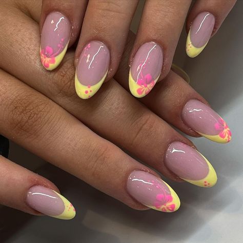 40 Charming Nail Art You'll Love Short Nails Pink, Summer French Manicure, Nails Pink Blue, Yellow French Tip, Nail Ideas For Short Nails, French Manicure Ideas, Yellow Tips, Yellow French, Neon Green Nails