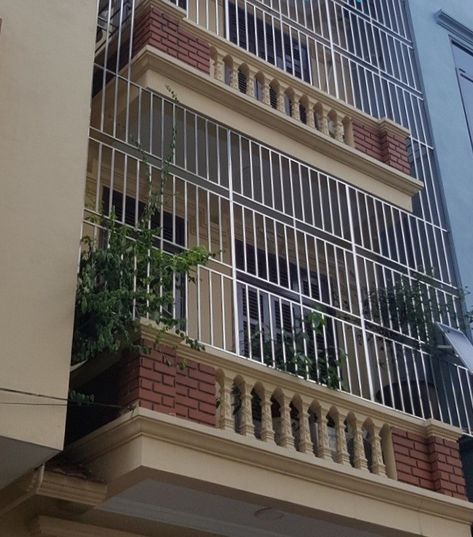 Full Balcony Grill Design, Balcony Safety Grill Design India, Box Grill Design For Balcony, Front Porch Grill Design, Steel Grill Design Balcony, Porch Grill Design, Ss Grill Design, Balcony Safety Grill Design, Grill Design For Windows