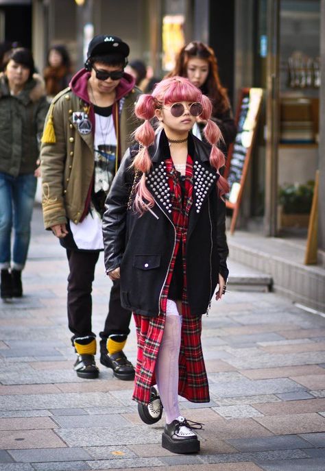 Harajuku street fashion | Harajuku. :-)                                                                                                                                                                                 More Japan Street Fashion, American Assassin, Harajuku Street Fashion, Estilo Harajuku, Japan Fashion Street, Harajuku Street, 일본 패션, Harajuku Fashion Street, Tokyo Street Fashion