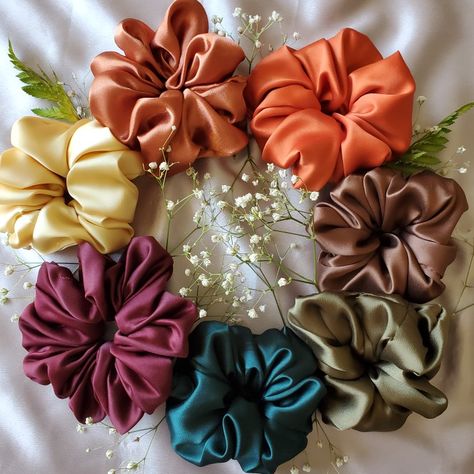 Scrunchies Photography, Anting Manik, Diy Hair Scrunchies, Scrunchie Styles, Hair Tie Accessories, Scrunchies Diy, Handmade Scrunchie, Satin Scrunchies, Silk Hair