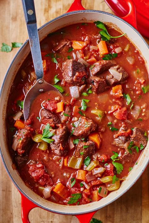 The answer to your spring dinner with friends. Pesach Recipe, Easy Lamb Recipes, Onions Recipes, Easy Stew Recipes, Passover Food, Passover Meal, Lamb Stew Recipes, Lamb Dinner, Spiced Lamb