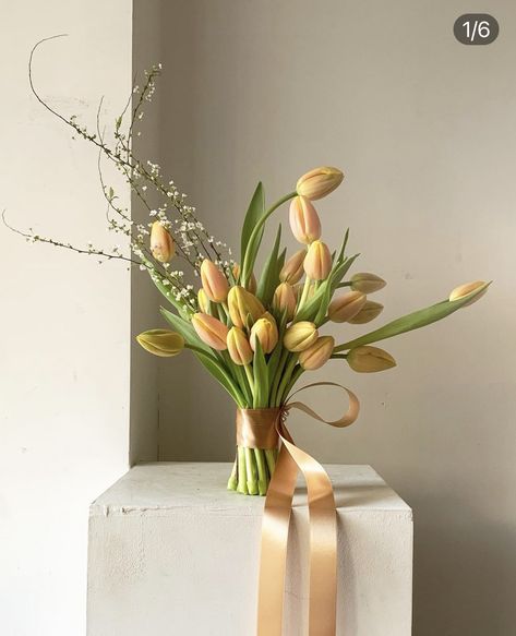 Sogetsu Ikebana, Tulips Arrangement, Tulip Wedding, Luxury Flower Bouquets, Flower Gift Ideas, Flower Installation, Hand Flowers, Bouquet Arrangements, Flower Therapy