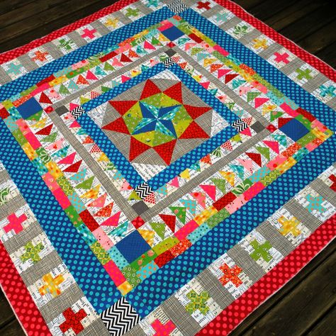 Quiltycat: Medallion quilt done Medalian Quilts, Daylesford Quilt, Row Quilts, Medallion Quilts, Quilt Borders, Box Challenge, Bright Quilts, Row Quilt, Solid Quilt