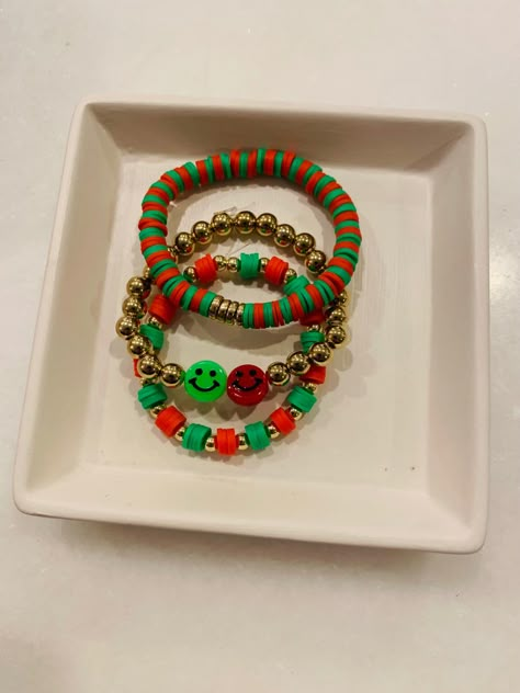 Christmas Preppy Bracelet, Preppy Clay Bead Bracelets Christmas, Preppy Xmas Bracelets, Bracelets For Christmas, Christmas Themed Clay Bead Bracelets, Christmas Clay Beads Bracelet, Holiday Clay Bead Bracelet Ideas, Cute Clay Bead Bracelet Ideas Christmas, Bracelet With Words Ideas