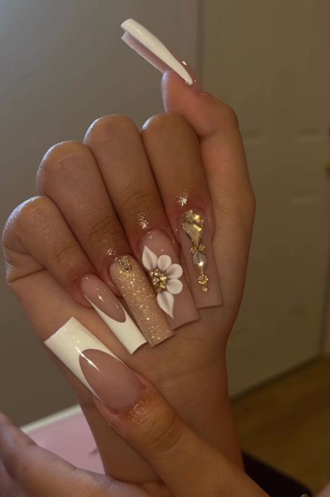 Nail Designs Champagne Color, Damas Nails For Quince, Acrylic Nails With Gold Charms, Champagne Nail Ideas, Champagne Acrylics, Champaign Nails, Champagne Nails Acrylic, Champagne Colored Nails, Gold Quince Nails