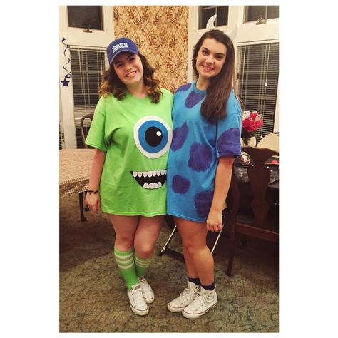 Monster's Inc costume DIY Monster Ag Kostüm, Monsters Inc Costume Diy, Dynamic Duo Costumes, Partner Costumes, Partner Halloween Costumes, Disney Duos, Diy Monsters, Duo Costumes, Bff Halloween Costumes