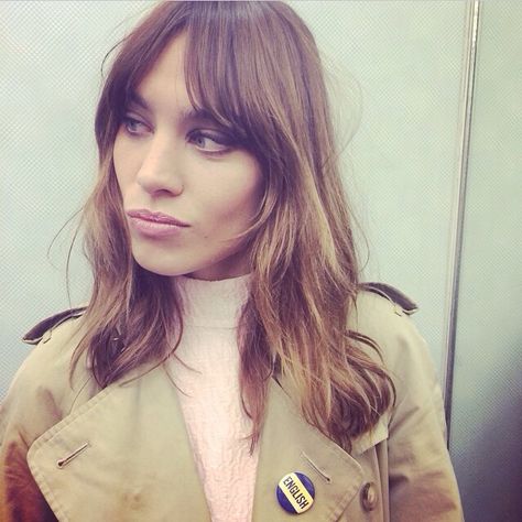 Alexa Chung Haircut, Alexa Chang, Alexa Chung Hair, Daily Alexa Chung, Trendy Haircuts Medium, Jeanne Damas, Woman's Fashion, Short Haircut, Alex Turner