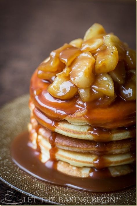 Soft and fluffy pancakes made with caramelized apples and a homemade caramel sauce! The best breakfast recipe for fall time! Caramel Apple Sauce, Apple Pie Pancakes, Caramel Apples Homemade, Fluffy Pancake Recipe, Apple Pancakes, Caramel Apple Pie, Keto Food, Homemade Caramel, Breakfast Pancakes