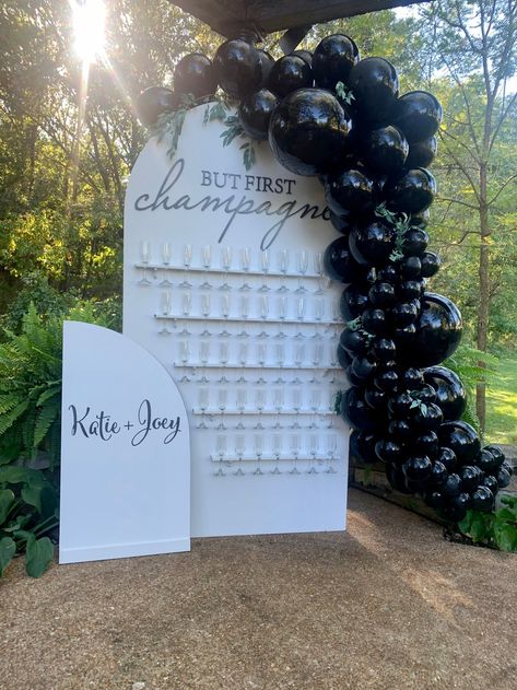 Champagne Walls: How to Pull Off This Trend That Isn't Fizzing Out Arched Champagne Wall, Bridal Shower Ideas Champagne Wall, Champagne Stand Diy, Arch Champagne Wall, Champagne Wall Balloons, Champagne Arch Wall, Champagne Wall Engagement Party, Favor Wall Wedding, Building A Champagne Wall