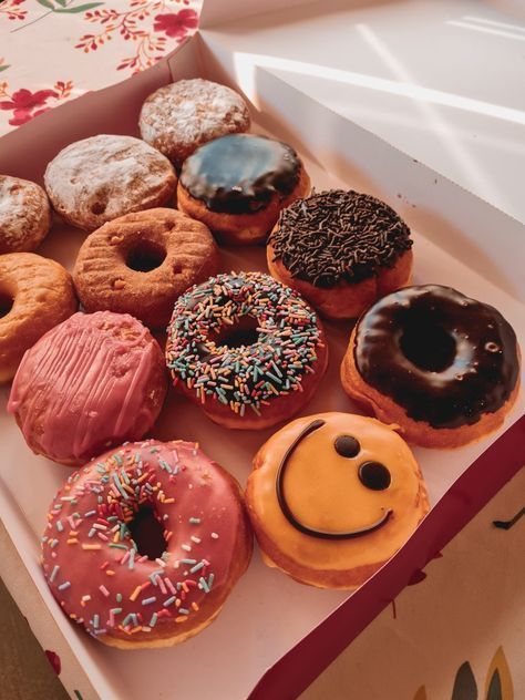 Sweet Food Asthetic Picture, Donut Astetic, Food Asthetics Photos, Yummy Food Pictures Aesthetic, Aesthetic Dessert Pictures, Aesthetic Donut Pictures, Good Food Pictures, Donut Shop Aesthetic, Aesthetic Food Photos