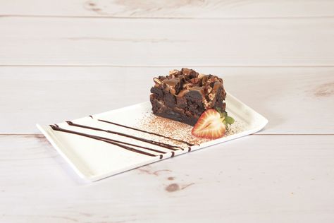 Fancy Brownie Plating, Brownie Garnish Ideas, Brownie Plating Presentation, Brownies Plating Ideas, Brownie Presentation Ideas, Rockslide Brownie, Brownies Plating, Brownie Plating, Plating Dessert