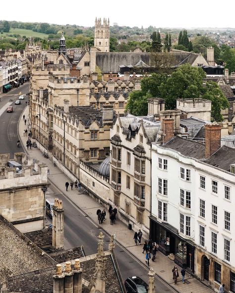 Ksenia Skosyrskikh (@kseniaskos) posted on Instagram: “Good morning, guys, and hello May🌿 Here's my fav picture from Oxford❤ I have no idea why, but Oxford reminds me small French towns like…” • May 1, 2017 at 8:44am UTC Oxford Town, Oxford City, Oxford England, New College, Dream College, Hello May, Dream School, Oxford University, Future Life