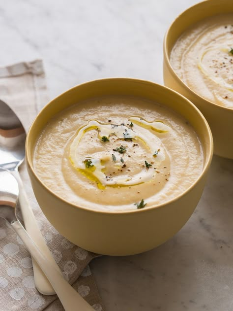 Our easy and delicious Roasted Cauliflower and Parsnip Soup with a lot of depth of flavor from the simple roasted vegetables and hint of cumin and paprika. Spoon Fork Bacon, Parsnip Soup, Winter Soup Recipe, Leek Soup, Aip Recipes, Winter Soups, Cauliflower Soup, Spoon Fork, Parsnips