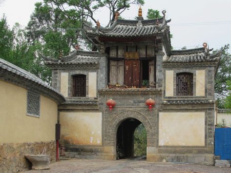 The North Gate of the traditional walled village of Tuanshan, 13 kilometers west of Jianshui, Yunnan, China, is typical of 19th century Qing Dynasty architecture. Qing Dynasty Architecture, Yunnan China, Qing Dynasty, 19th Century, Gate, Arch, China, House Styles, Architecture