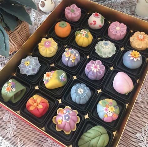 Wagashi Art, Korean Sweets, Japanese Wagashi, Japanese Sweets Wagashi, Japanese Dessert, Clay Food, Mooncake, Japanese Sweets, Japan Food