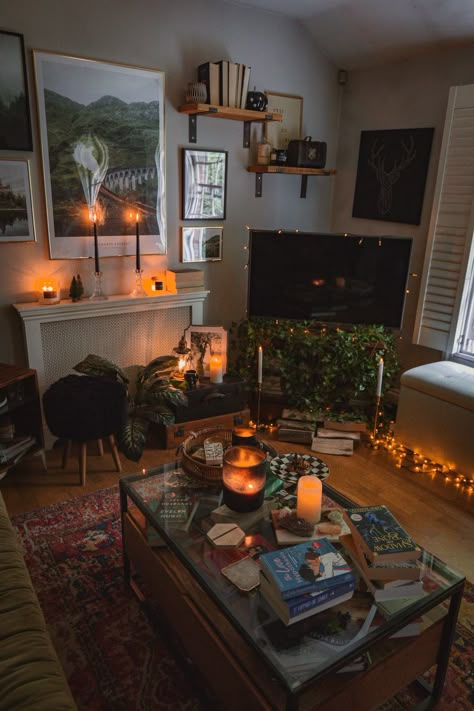 7 simple ways to add personality to your living room - Kelly Prince Writes Grunge Living Room, Witchy Living Room, Halloween Living Room, Witchy Home Decor, Home Decor Aesthetic, Apartment Decoration, Aesthetic Living Room, Aesthetic Home Decor, Cosy Living Room