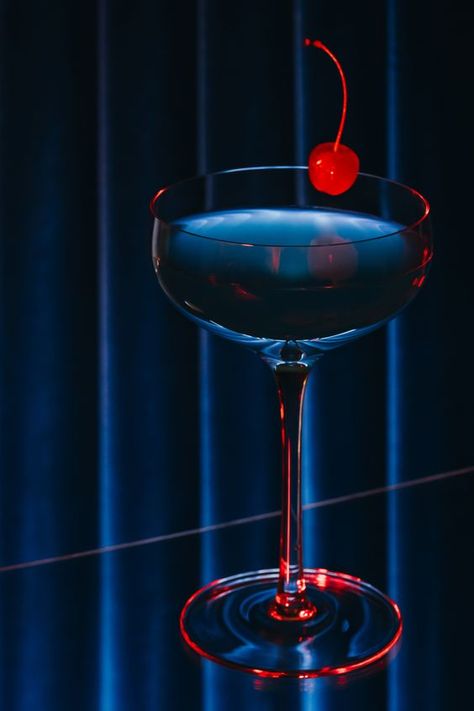 Blue Martini, 달력 디자인, Cocktail Photography, Glass Photography, Cocktail Art, Foto Art, Retro Futurism, Fashion Editorial, Mixology