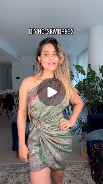 Patricia Bertoldo on Instagram: "Check out this quick and easy no-sew dress hack! Perfect for those last-minute occasions when you need a stylish outfit in a snap. Follow along to transform a simple piece of fabric into a chic dress with just a few folds and ties. No sewing required!   #DIYFashion #NoSewDress #dress #diy #dicasdemoda #diyoutfit #truquedeestilo  #styletips #styletipsforwomen #fashiontricks #trythishack #fashiontips #fashiontipsandtricks #stylehack #styletrick #fashionhacks #reelsvideo" Diy Dress From Fabric No Sew, No Sew Dress Diy, Dress Too Big Hacks No Sew, No Sew Dress, Dress Hack, Outfit Hacks, Sew Dress, Scarf Style, Stylish Outfit