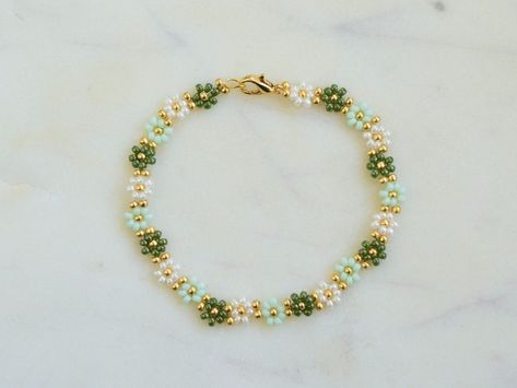 Green Flower Bracelet Daisy Bracelet Beaded Bracelets Gold - Etsy Australia Beaded Bracelets Gold, Bridesmaid Bracelet Gift, Autumn Bracelet, Green Beaded Bracelets, Daisy Bracelet, Romantic Gifts For Her, Beaded Necklace Diy, Bracelets Gold, Bracelet Beaded