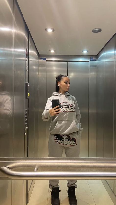 Outfits With Trackies, Trapstar Tracksuit Women, Trapstar Girl, Nike Tracksuit Outfit Women, Trackies Outfit, Uk Drip Outfits Girl, Trapstar Women, Sweatpants And Hoodie Outfit, Tracksuit Outfit Women