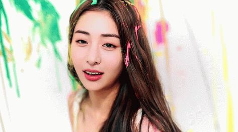 Huh Yunjin, Banner Gif, Cool Gifs, Character Inspiration, Kpop Girls, Profile Picture, Gif, Wattpad, Human