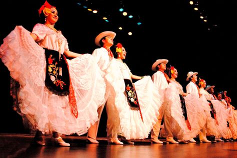 Huapango Dancing Mexican Dance, Mexican Beauty, Traditional Mexican Dress, Aztec Ruins, Ballet Folklorico, Latino Art, Mexican Traditions, Dancer Costume, Mexican Heritage