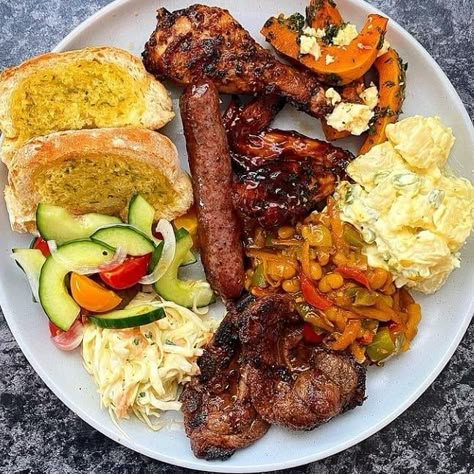 SouthAfrican Foods on Instagram: “I'm willing to share this with Everyone😁 Like they say ,there is love in sharing 🙈 What's on my plate; ~ Zola's Feast Chicken Bbq chicken…” South African Party Food, Bbq Plates Ideas, South African Christmas Lunch Ideas, Sunday Lunch Ideas South African, South African Platters, South African Sunday Lunch, Bbq Soul Food Plates, South African Food, Sunday Lunch Ideas