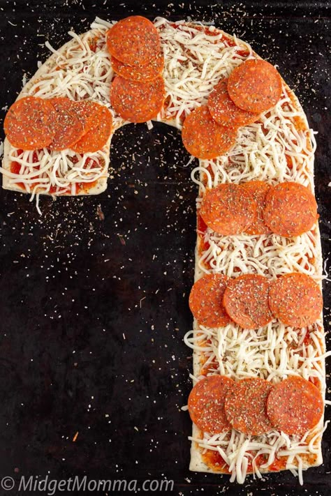 Candy Cane Pizza. Easy, fun and festive Christmas Pizza shaped like a candy cane! December Food Ideas, Christmas Pizza Party, Christmas Pizza Ideas, Candy Cane Pizza, Christmas Pizzas, Snowman Pizza, Christmas Pasta, Pizza Christmas, Christmas Pizza